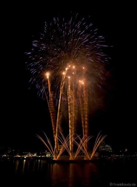 Kölner Lichter 2008 - Feuerwerk zwischen Deutzer- und Hohenzollern Brücke