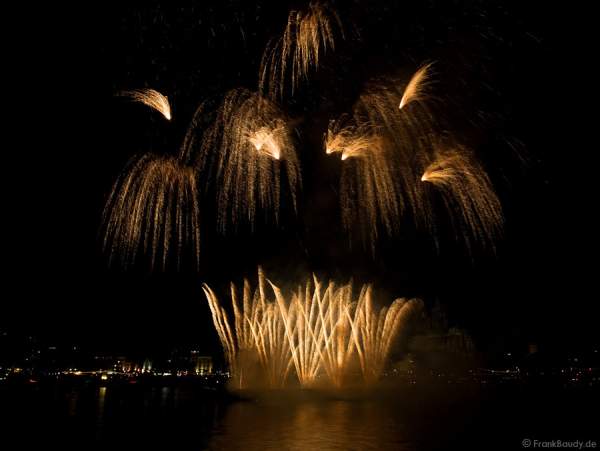 Kölner Lichter 2008 - Feuerwerk zwischen Deutzer- und Hohenzollern Brücke