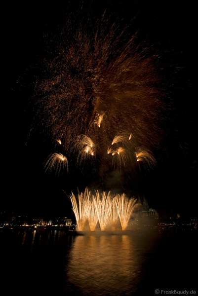 Kölner Lichter 2008 - Feuerwerk zwischen Deutzer- und Hohenzollern Brücke