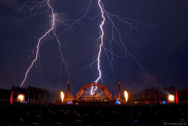Gigantischer Blitz während des Feuerwerks bei Schloss in Flammen 2008 - Schwetzingen