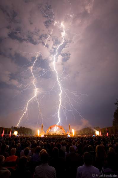 Gigantischer Blitz während des Feuerwerks bei Schloss in Flammen 2008 - Schwetzingen