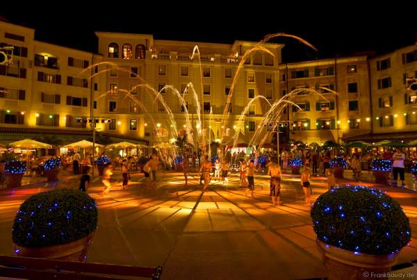 Kinder spielen im Sommer in den Wasserspielen im Innenhof des Hotels Colosseo im Europa-Park