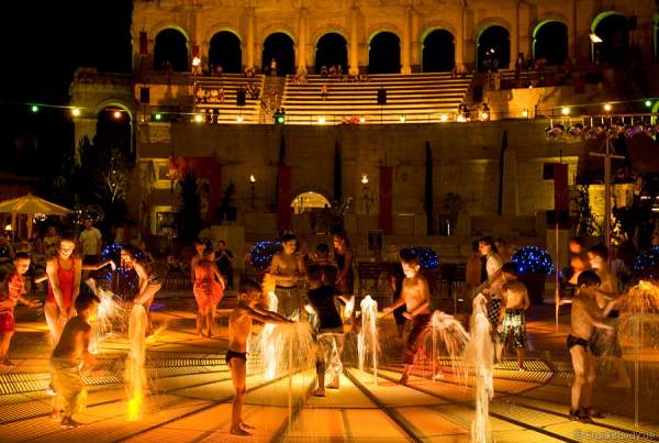 Kinder spielen im Sommer in den Wasserspielen im Innenhof des Hotels Colosseo im Europa-Park