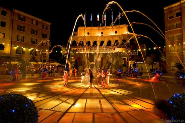 Kinder spielen im Sommer in den Wasserspielen im Innenhof des Hotels Colosseo im Europa-Park