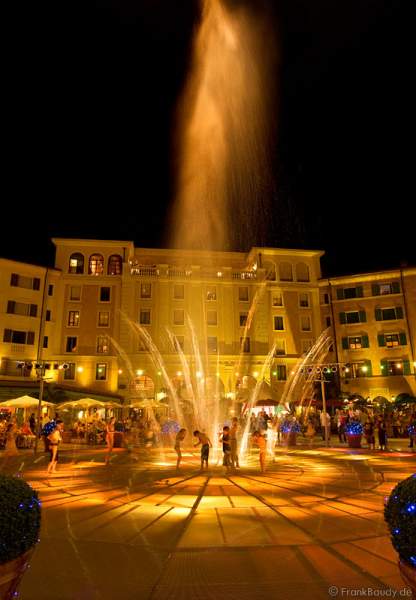 Kinder spielen im Sommer in den Wasserspielen im Innenhof des Hotels Colosseo im Europa-Park
