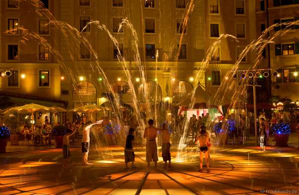 Kinder spielen im Sommer in den Wasserspielen im Innenhof des Hotels Colosseo im Europa-Park