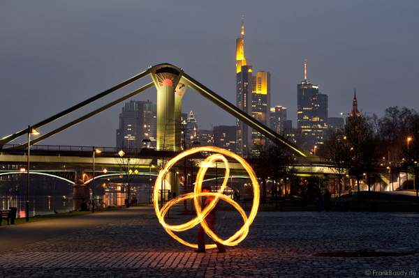 Feuerbild mit dem Feuerkünstler Gérald Richter vor der Skyline Frankfurt