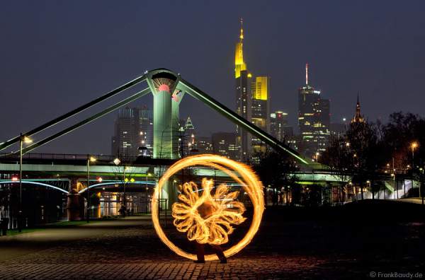 Feuerbild mit dem Feuerkünstler Gérald Richter vor der Skyline Frankfurt