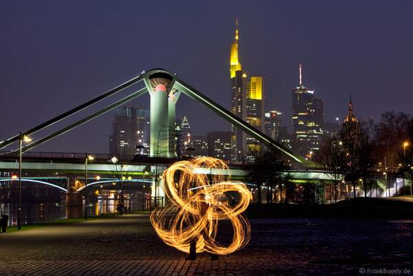 Feuerbild mit dem Feuerkünstler Gérald Richter vor der Skyline Frankfurt