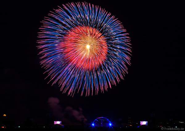 Hanabi Bombe mit 600mm Durchmesser und 65 Kg Gewicht bei der Pyromusikale 2009
