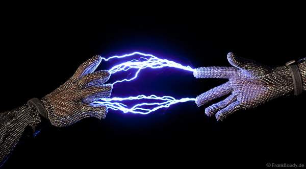 Blitze zwischen den Fingern