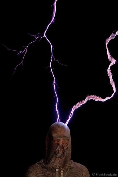 Blitz schägt in Kopf ein