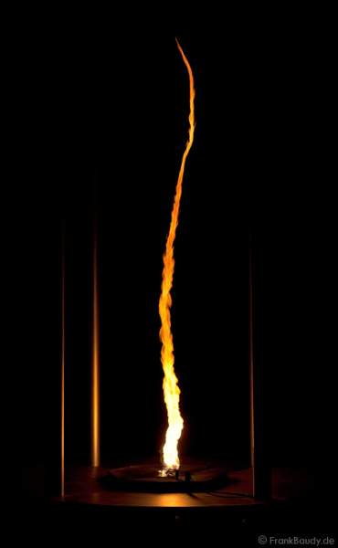 Ein meterhoher Feuertornado in Aktion