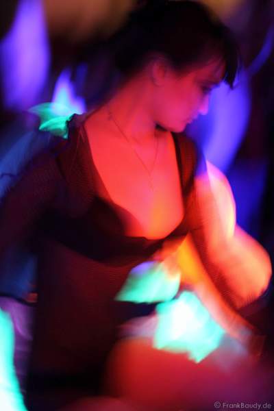 Gemälde einer Teilnehmerin der Modenschau LEUCHTSTOFF