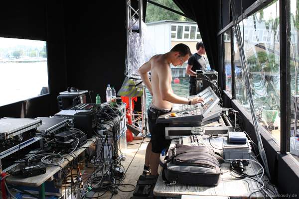 Die Vorbereitungen des Seeungeheuer beim Züri Fäscht 2010