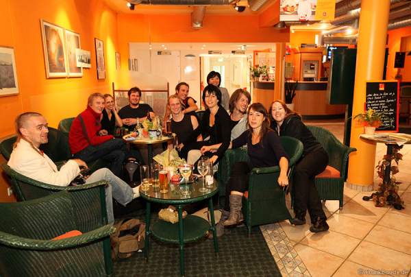 Ein Teil der Feuerkünstler nach der Show beim Schlummertrunk