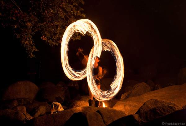 Feuerkünstler Project PQ bei Felsenmeer in Flammen