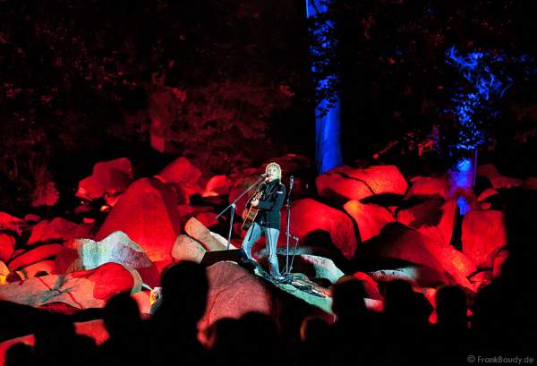 Ina Boo bei Felsenmeer in Flammen