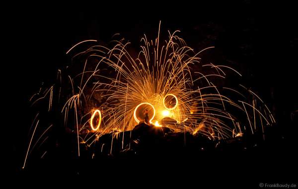 Feuerkünstler Project PQ bei Felsenmeer in Flammen