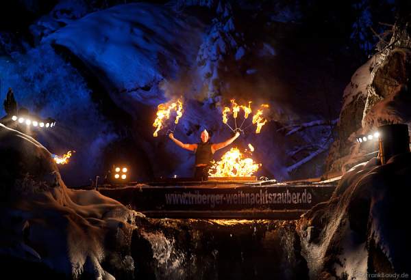 Hannes Schwarz mit seiner Feuershow am Wasserfall des Triberger Weihnachtszauber