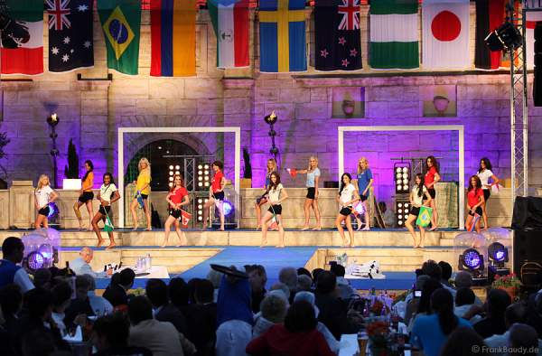 Äquatorial Guinea – Anicha Domingos, Australien – Lena Wirth, Brasilien – Sabrina Kufner, Deutschland – Christina Trost, England – Samantha Woolley, Frankreich – Stephanie Ziolko, Japan – Miri Murano, Kanada – Pauline Ranjbar, Kolumbien – Daniela Gonzalez Latorre, Mexiko – Valeria Bystritskaja, Neuseeland – Dominique Wisniewski, Nigeria – Jane Ogbe, Nordkorea – Enissa Amani, Norwegen – Marion Dyrvik-Homlong, Schweden – Anja Nilsson, USA – Jessika Thiele bei der Wahl zur Miss WM 2011 im Europa Park Rust