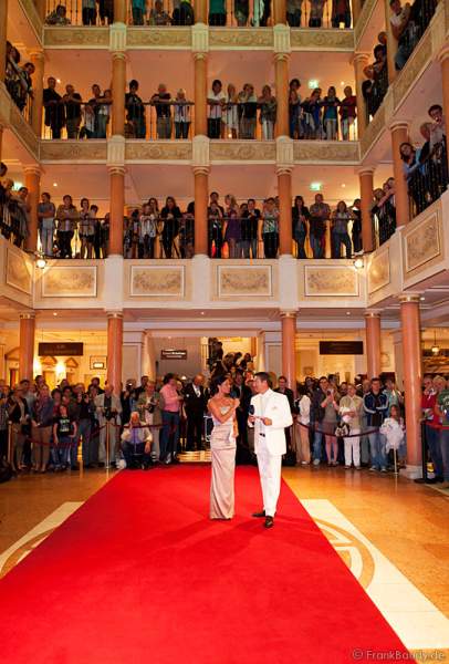 Alexandra Philipps, Miss Germany 1999, und RTL „Let’s dance“-Juror Joachim Llambi bei der Wahl zur Miss WM 2011 im Europa Park Rust