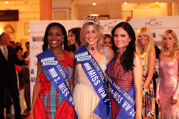 Jane Ogbe (3. Platz, Nigeria), Dominique Ela Wiesniewski (1. Platz, Neuseeland), Christina Trost (2. Platz, Deutschland) (v.l.n.r.) bei der Wahl zur Miss WM 2011 im Europa Park Rust
