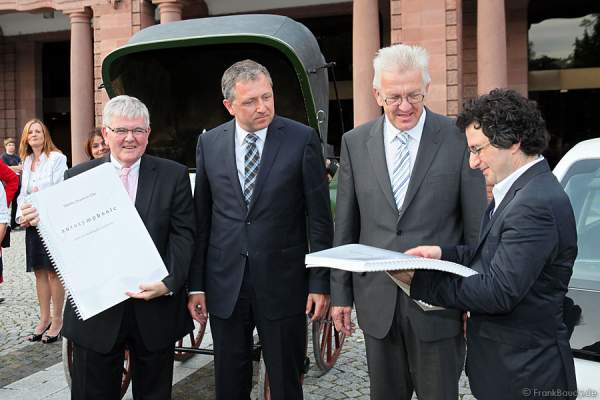 Übergabe der Partitur an Ministerpräsident Kretschmann