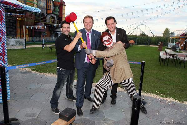 Roland und Michael Mack sowie Marc Terenzi schwingen den Hammer