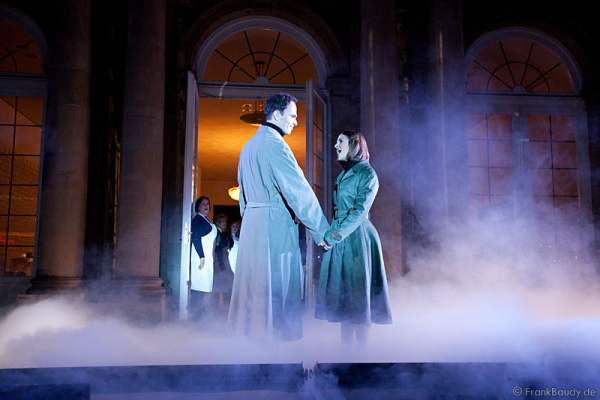 Thomas Borchert und Lucy Scherer beim Preview des neuen Stage Entertainment Musicals REBECCA auf dem Schlossplatz in Stuttgart