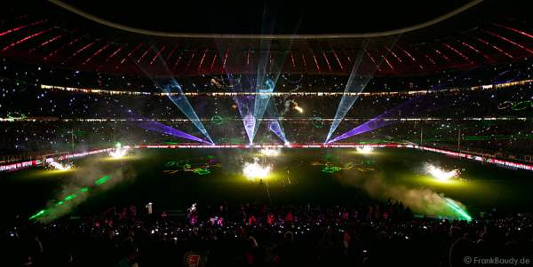 FC Bayern München feiert mit Lasershow und Feuerwerk