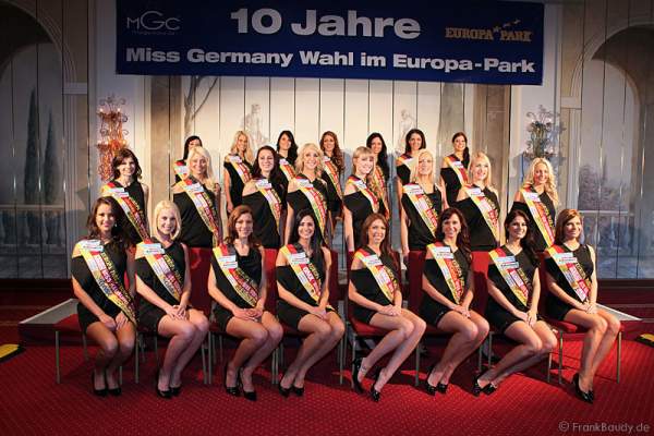Vorstellung der Teilnehmerinnen zur Wahl der Miss Germany 2012 bei der Pressekonferenz Miss Ashampoo, Isabel Gülck (Isi Glück), Miss Baden-Württemberg, Sabrina Licata, Miss Bayern, Christina Trost, Miss Berlin, Maria Rosenthal, Miss Brandenburg, Madeleine Westphal, Miss Bremen, Paulina Kaluza, Miss Hamburg, Viviana Beltrán Velez, Miss Hessen, Aylin Sezgin, Miss Internet, Yassaman Hahn, Miss Mecklenburg-Vorpommern, Elisabeth Bartesch, Miss Mitteldeutschland, Sarah Stroh, Miss Niedersachsen, Mayte Fritz, Miss Norddeutschland, Katja Kliewer, Miss Nordrhein-Westfalen, Janine Wöller, Miss Ostdeutschland, Isabell Bade, Miss Rheinland-Pfalz, Viktoria Tschenin, Miss Saarland, Nathalie Masson, Miss Sachsen-Anhalt, Jenny Edner, Miss Schleswig-Holstein, Vanessa Reder, Miss Süddeutschland, Mareen Wehner, Miss Südwestdeutschland, Giulia Möckel, Miss Thüringen, Kristina Mikhailenkov, Miss Westdeutschland, Christin Heuler