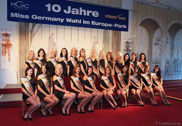 Vorstellung der Teilnehmerinnen zur Wahl der Miss Germany 2012 bei der Pressekonferenz Miss Ashampoo, Isabel Gülck (Isi Glück), Miss Baden-Württemberg, Sabrina Licata, Miss Bayern, Christina Trost, Miss Berlin, Maria Rosenthal, Miss Brandenburg, Madeleine Westphal, Miss Bremen, Paulina Kaluza, Miss Hamburg, Viviana Beltrán Velez, Miss Hessen, Aylin Sezgin, Miss Internet, Yassaman Hahn, Miss Mecklenburg-Vorpommern, Elisabeth Bartesch, Miss Mitteldeutschland, Sarah Stroh, Miss Niedersachsen, Mayte Fritz, Miss Norddeutschland, Katja Kliewer, Miss Nordrhein-Westfalen, Janine Wöller, Miss Ostdeutschland, Isabell Bade, Miss Rheinland-Pfalz, Viktoria Tschenin, Miss Saarland, Nathalie Masson, Miss Sachsen-Anhalt, Jenny Edner, Miss Schleswig-Holstein, Vanessa Reder, Miss Süddeutschland, Mareen Wehner, Miss Südwestdeutschland, Giulia Möckel, Miss Thüringen, Kristina Mikhailenkov, Miss Westdeutschland, Christin Heuler