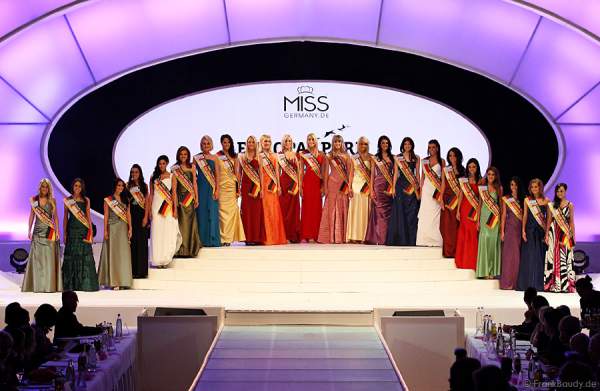 Die 23 Teilnehmerinnen in Abendkleidern bei der Miss Germany 2012 Wahl im Europa-Park in Rust