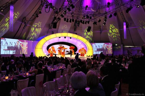 TV-Moderator Alexander Mazza mit den Künstlerinnen des Europa-Park bei der Miss Germany 2012 Wahl im Europa-Park in Rust