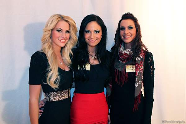 Miss Ashampoo, Isabel Gülck (Isi Glück), Miss Bayern, Christina Trost und Miss Saarland, Nathalie Masson Backstage vor der Wahl zur Miss Germany 2012 im Europa-Park