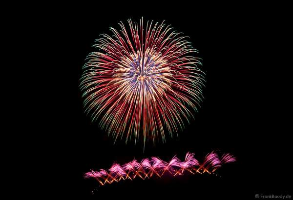 Feuerwerk bei der Sonnwendfeier Oensingen 2012 in der Schweiz