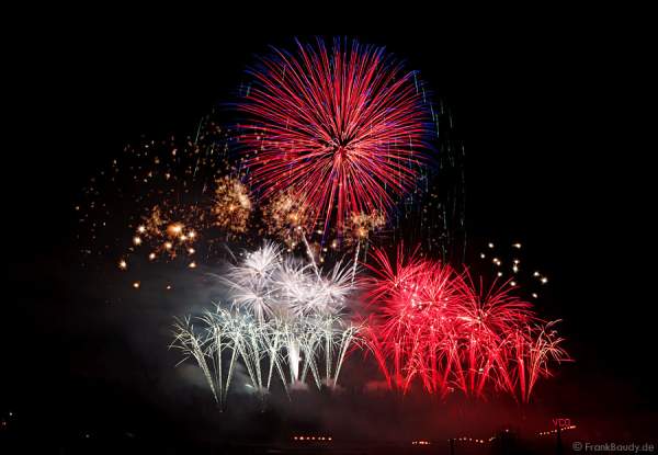 Feuerwerk bei der Sonnwendfeier Oensingen 2012 in der Schweiz