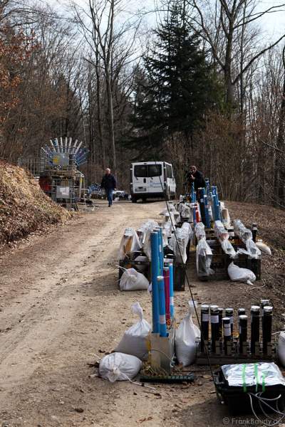 Der Aufbau des Feuerwerks im Wald des VCO für die Sonnwendfeier in Oensingen 2012