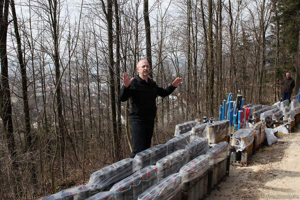 Der Aufbau des Feuerwerks im Wald des VCO für die Sonnwendfeier in Oensingen 2012