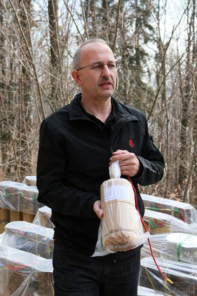 Der Aufbau des Feuerwerks im Wald des VCO für die Sonnwendfeier in Oensingen 2012