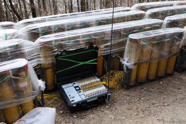 Der Aufbau des Feuerwerks im Wald des VCO für die Sonnwendfeier in Oensingen 2012