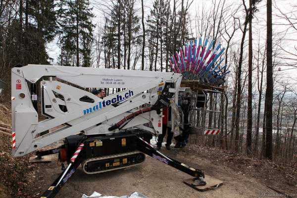 Der Aufbau des Feuerwerks im Wald des VCO für die Sonnwendfeier in Oensingen 2012