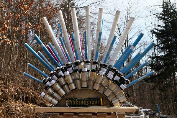 Der Aufbau des Feuerwerks im Wald des VCO für die Sonnwendfeier in Oensingen 2012