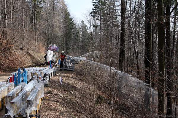 Der Aufbau des Feuerwerks im Wald des VCO für die Sonnwendfeier in Oensingen 2012