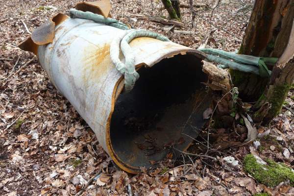 Das Rohrstueck nach der Explosion der 600 mm Bombe - Unfall Feuerwerk Sonnwendfeier Oensingen 2012