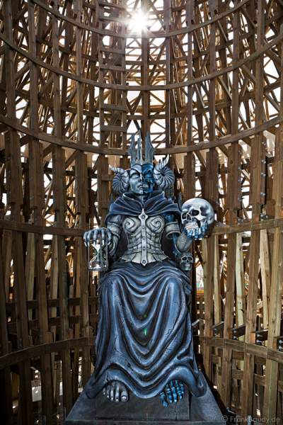 Die Göttin Hel, halb tot und halb lebendig - WODAN – Timburcoaster