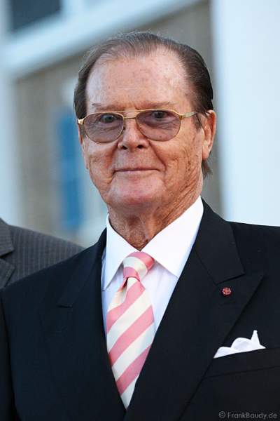 Sir Roger Moore alias James Bond 007 bei der Eröffnung des neuen 4-Sterne Superior Hotels Bell Rock im Europa-Park am 12. Juli 2012
