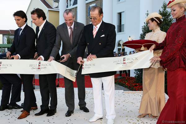 Sir Roger Moore eröffnet neues Europa-Park Hotel Bell Rock