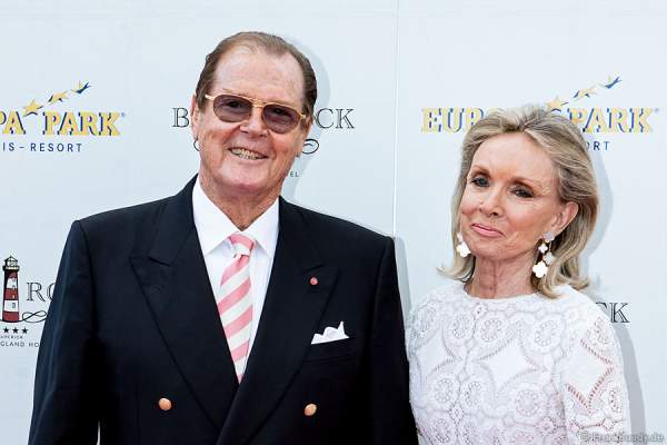 Sir Roger Moore alias James Bond 007 und seiner Ehefrau Lady Kristina Tholstrup